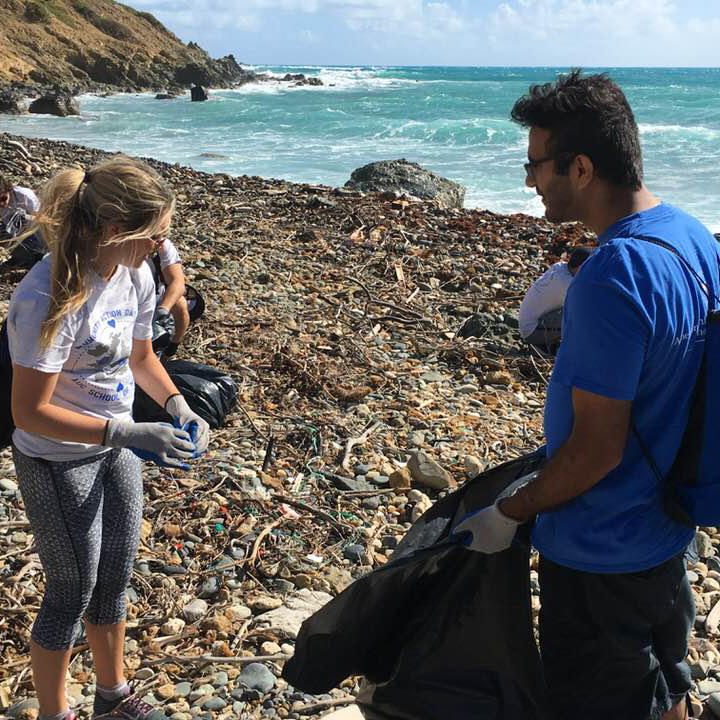 Students cleaning up beach 